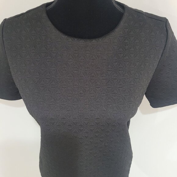 Women's Short Sleeve Quilted T-Shirt with Back Button Enclosure Size Small Black - Picture 8 of 11